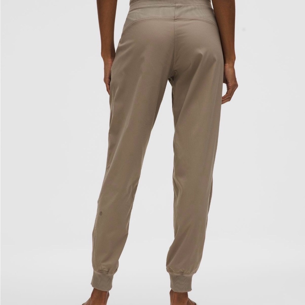 Lululemon  NWT Dance studio mid rise jogger  size 4 warm ash grey color
